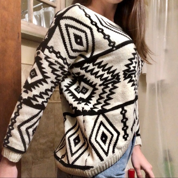 Black & White Aztec Cropped Sweater - Picture 4 of 4